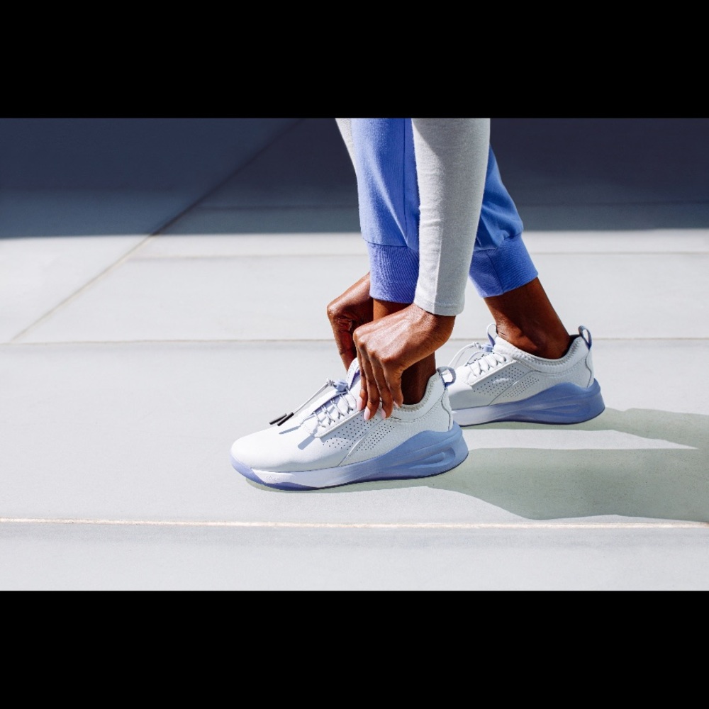 Clove shoes for healthcare workers